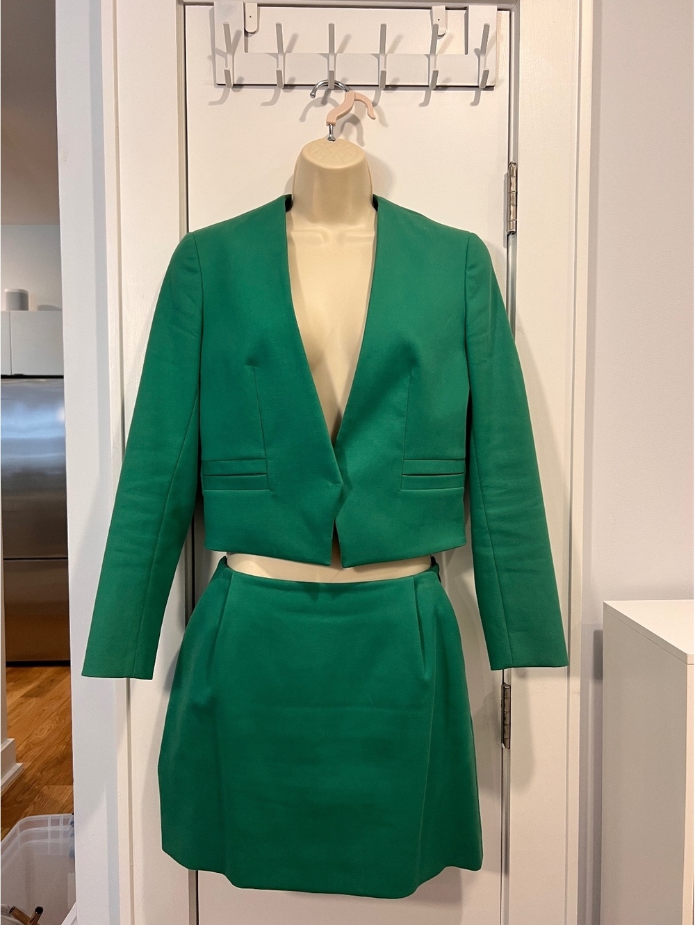 Green Two-Piece Suit Set with Cropped Blazer and Skirt